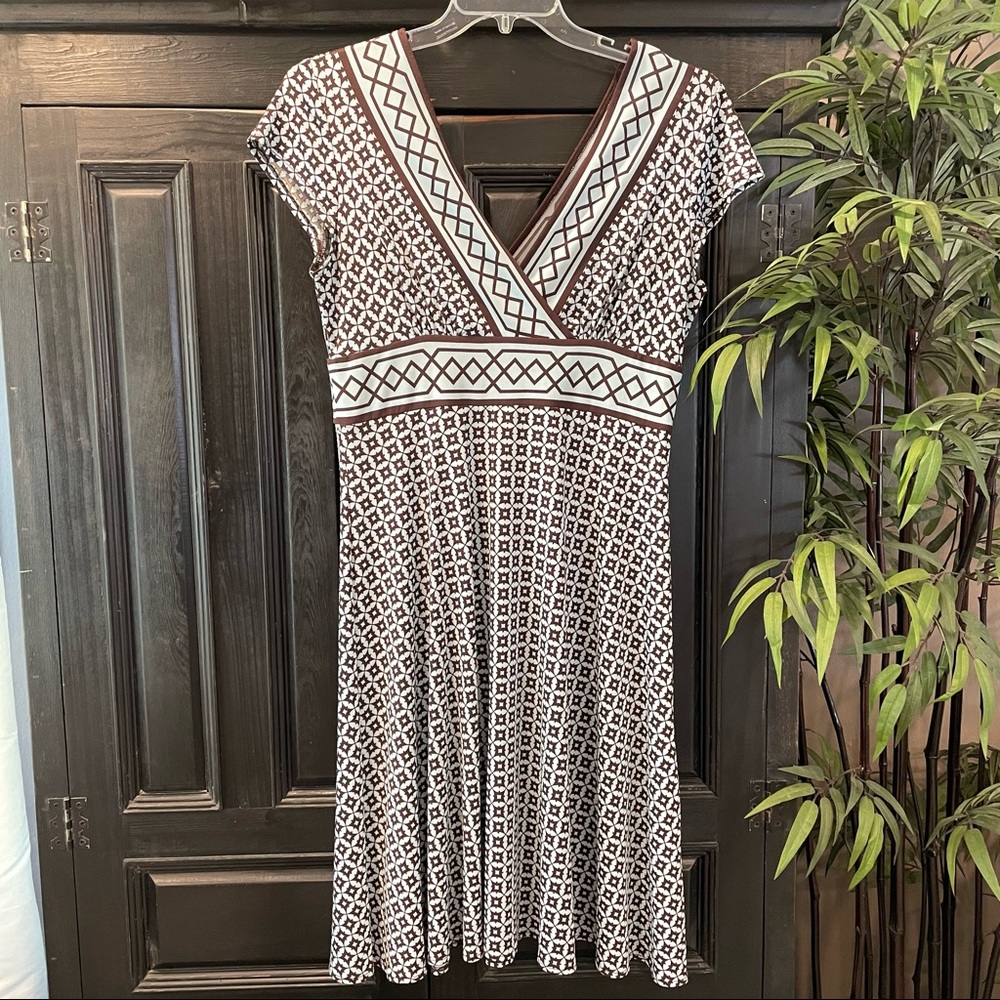 Dressbarn wide V neck dress empire waist Brown & Baby Blue Stretchy Poly